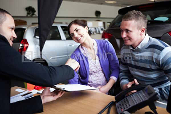 在車展上的意外收獲 一對(duì)情侶與汽車銷售員的深度對(duì)話